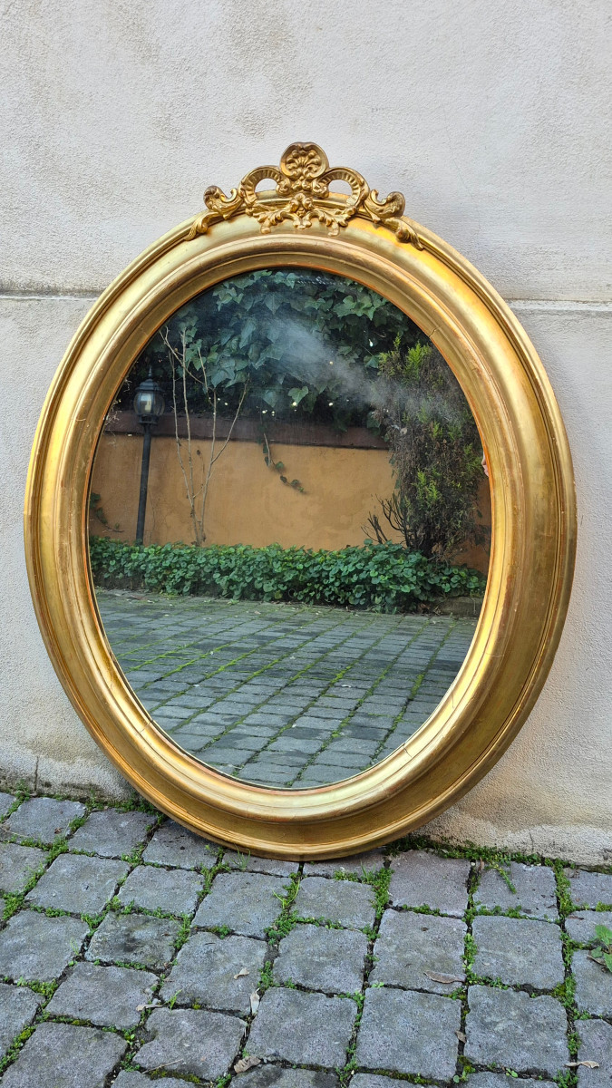 Specchiera ovale dorata antica con cimasa