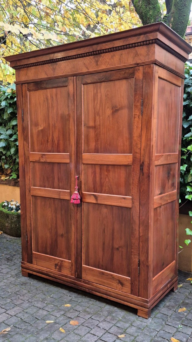 Armadio antico ligure in noce pannellato