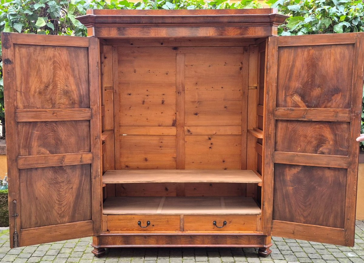 Armadio antico emiliano in noce con ghirlande intagliate-photo-4