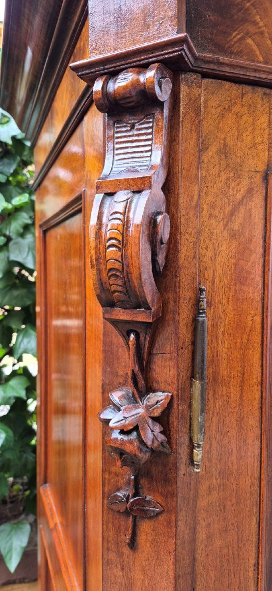 Armadio antico emiliano in noce con ghirlande intagliate-photo-1