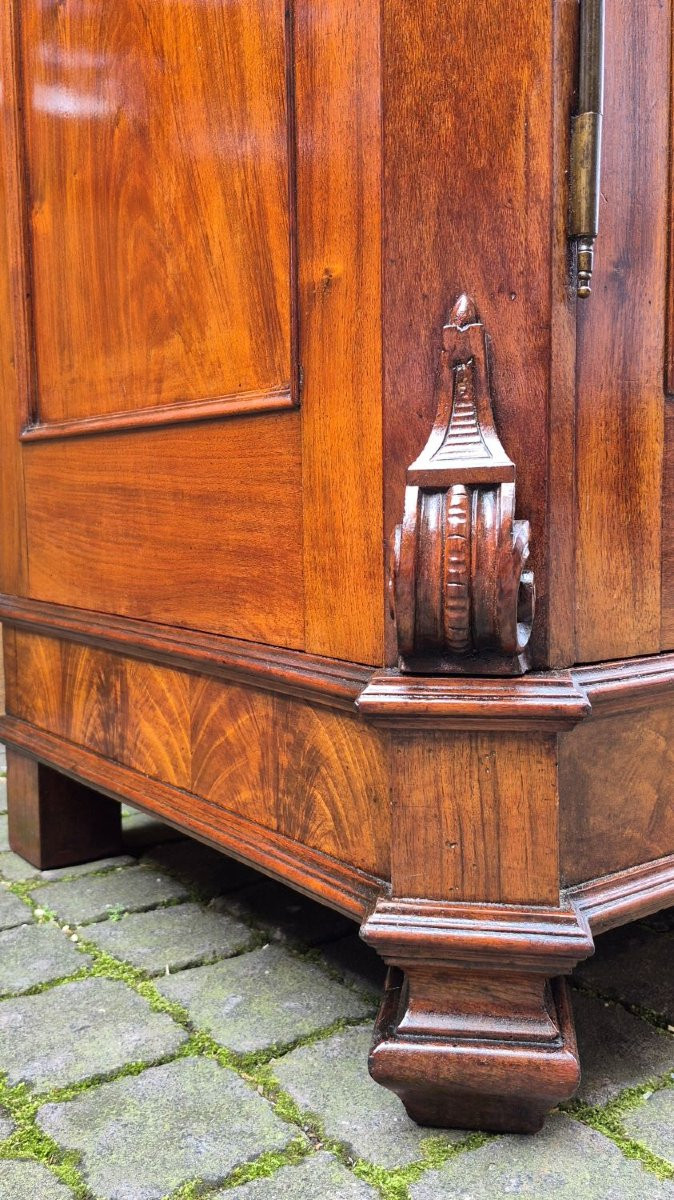 Armadio antico emiliano in noce con ghirlande intagliate-photo-2
