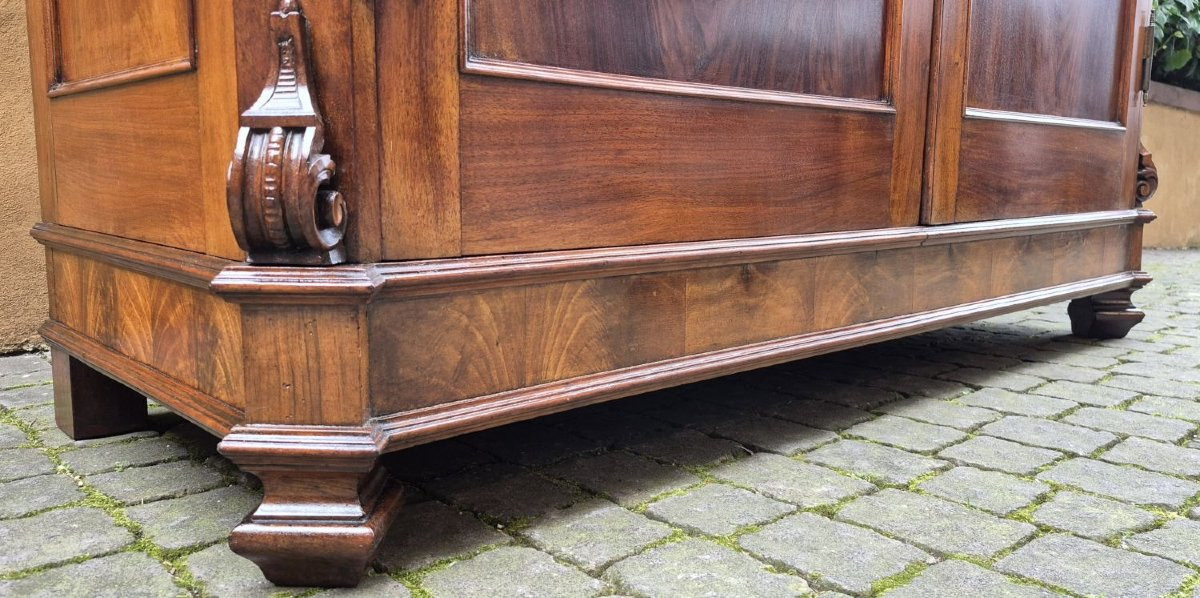 Armadio antico emiliano in noce con ghirlande intagliate-photo-3