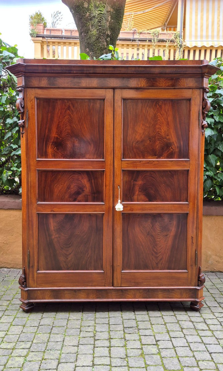 Armadio antico emiliano in noce con ghirlande intagliate