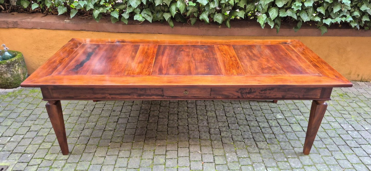 Tavolo grande antico con gambe a spillo