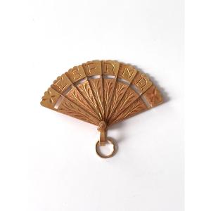 Fan Pendant With "espagna" Inscription In 18ct Gold