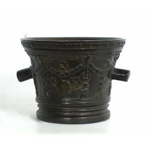 Renaissance Bronze Mortar Decorated With Garlands, Flowers And Putti - Tuscany, 16th Century