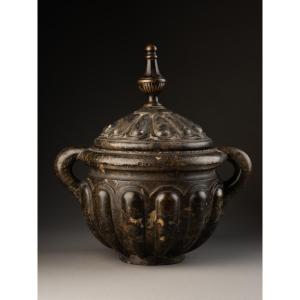 Covered Pot With Gadrooned Decoration - Venice, 16th Century
