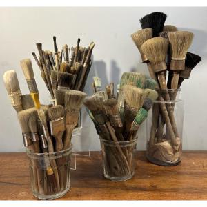 A Mid-20th-century Collection Of Antique Studio Brushes, Wood And Bristle, In Good Used Condition. Tools Of