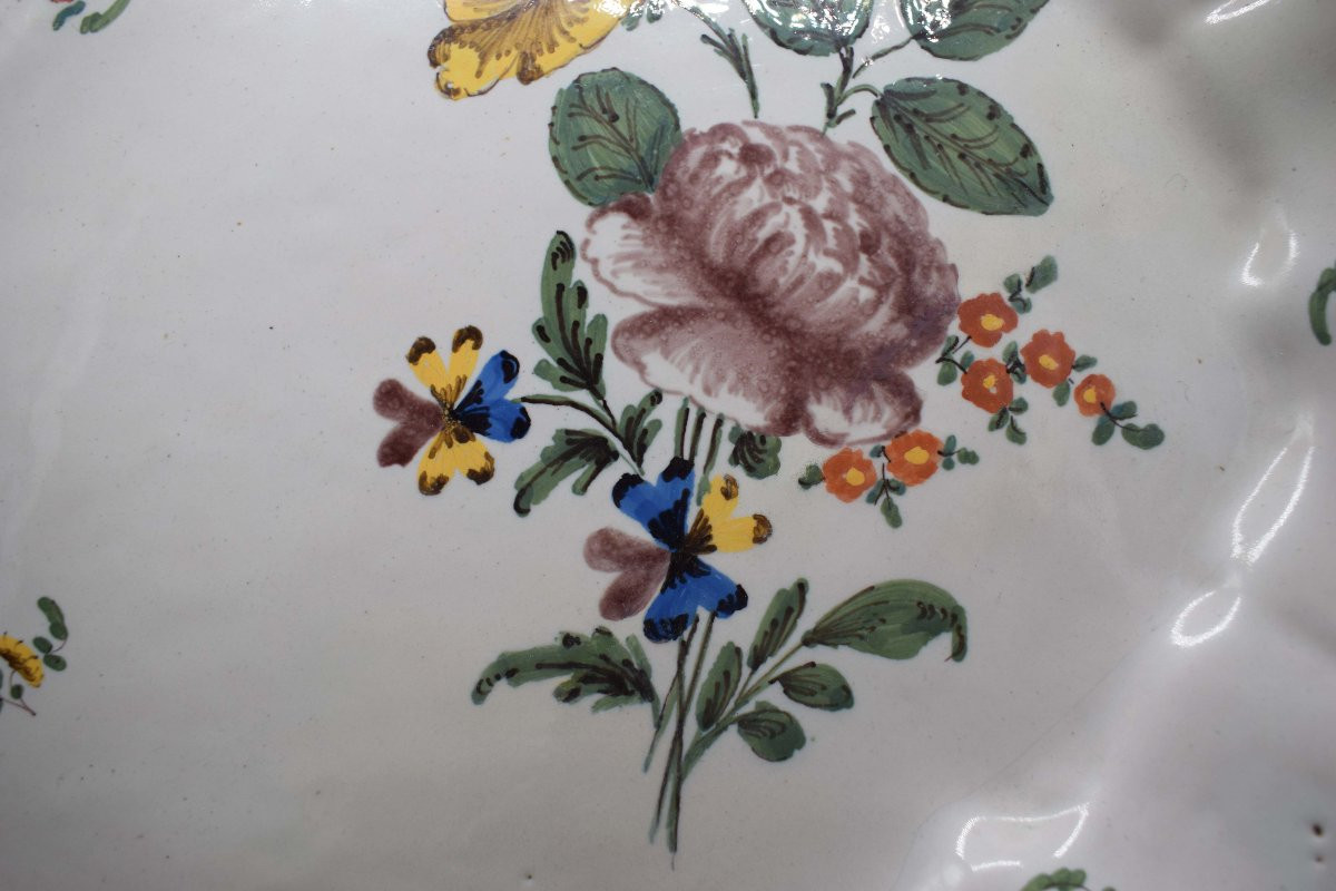 Vassoio in maiolica di Bassano, Metà XVIII secolo con fiori-photo-1