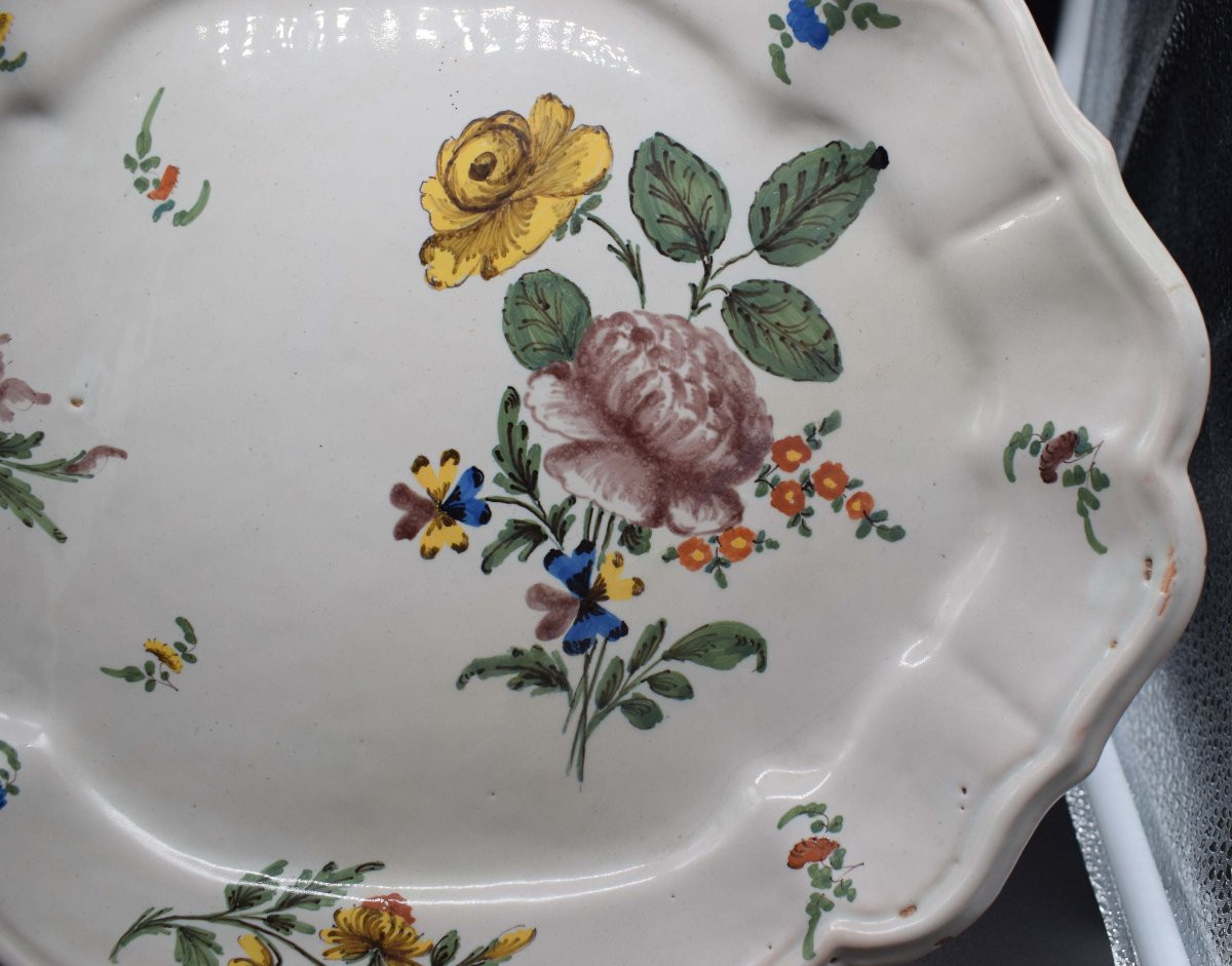 Vassoio in maiolica di Bassano, Metà XVIII secolo con fiori-photo-2