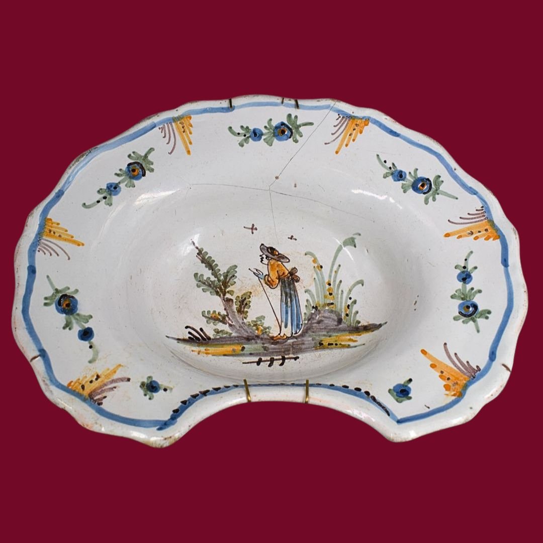 Bacile da barba in maiolica lodigiana, XVIII secolo – decoro figurato e policromia vivace