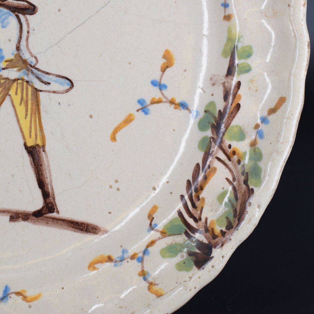 Piatto in maiolica con viandante e racemi Borghetto Lodigiano, XVIII secolo-photo-1