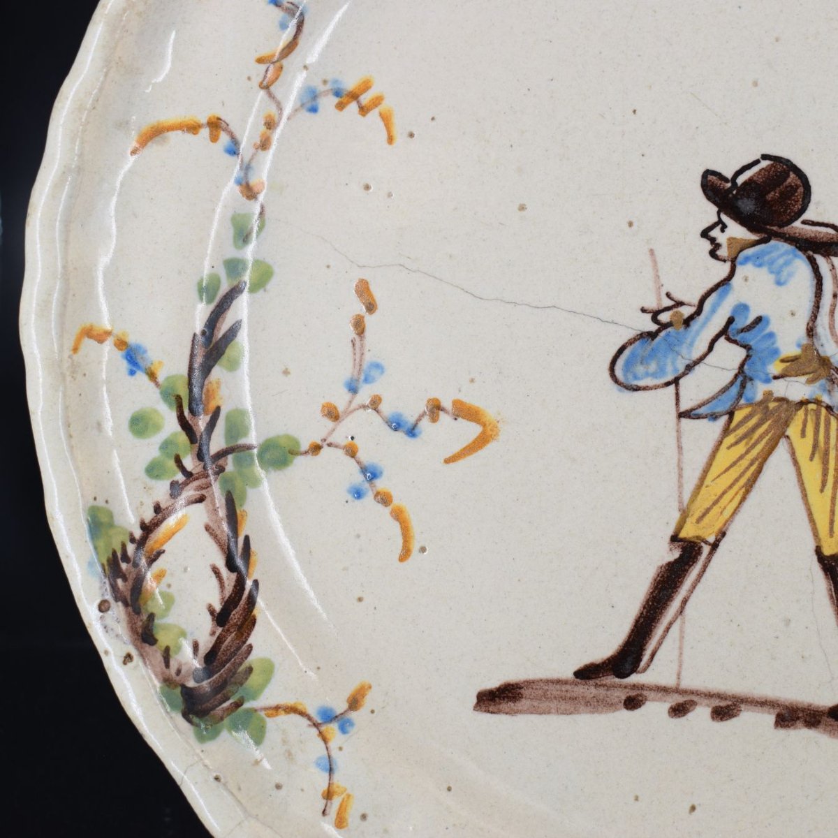 Piatto in maiolica con viandante e racemi Borghetto Lodigiano, XVIII secolo-photo-2