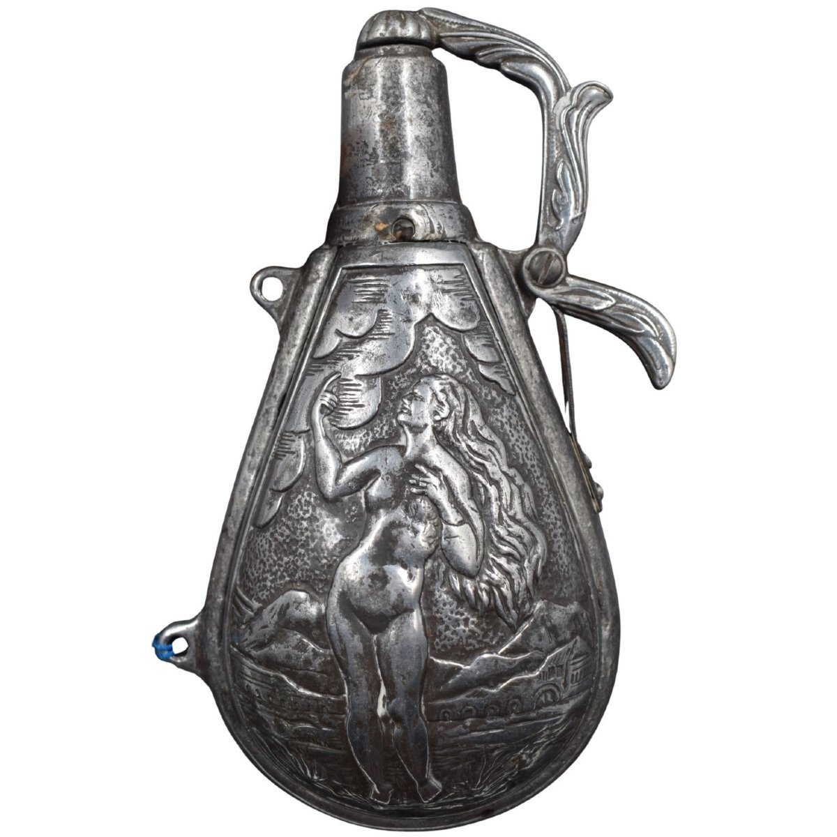 Fiaschetta porta polvere da sparo in ferro stampato e cesellato con figure mitologiche