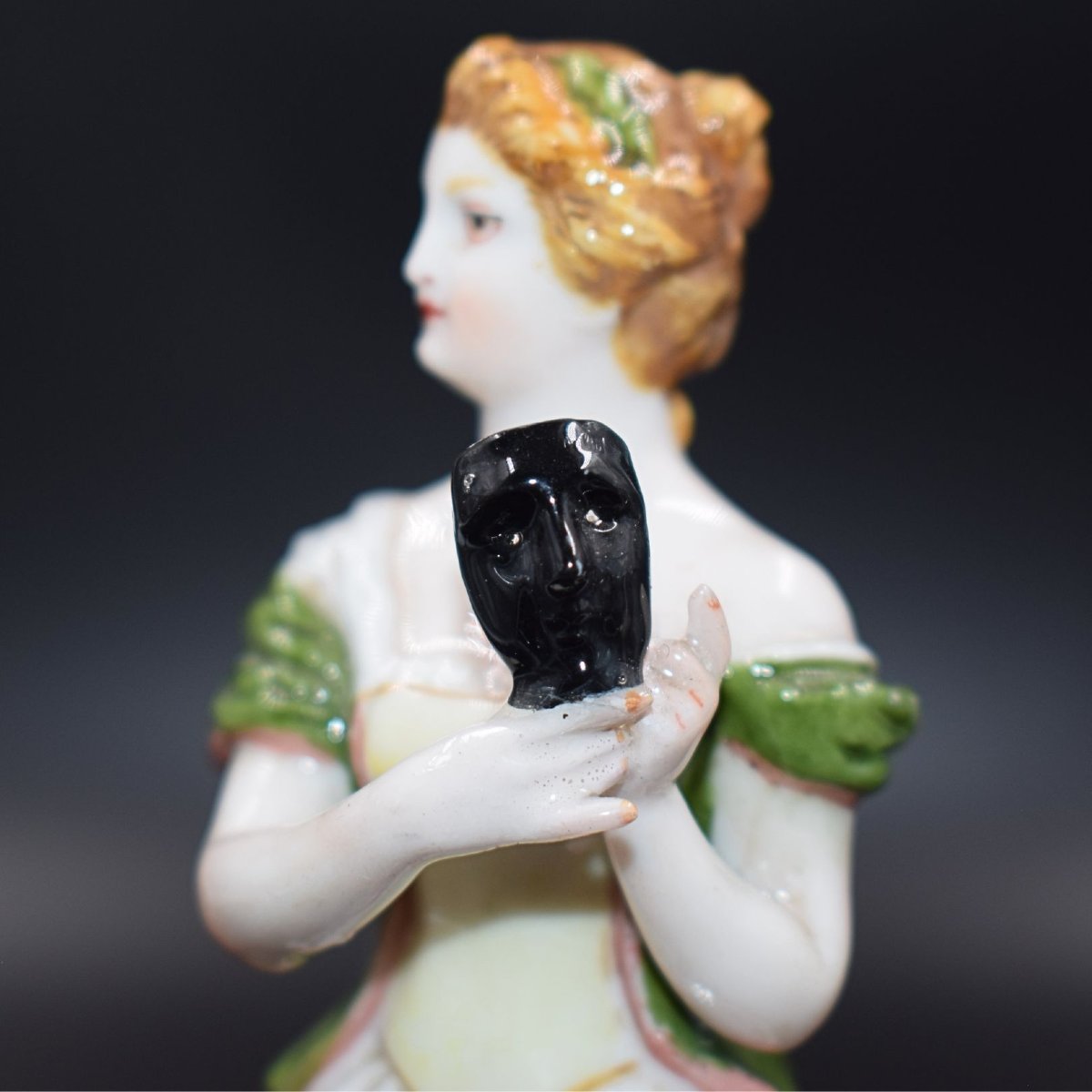 Scultura in Porcellana di Meissen – Figura della Commedia dell'Arte con Maschera -photo-1