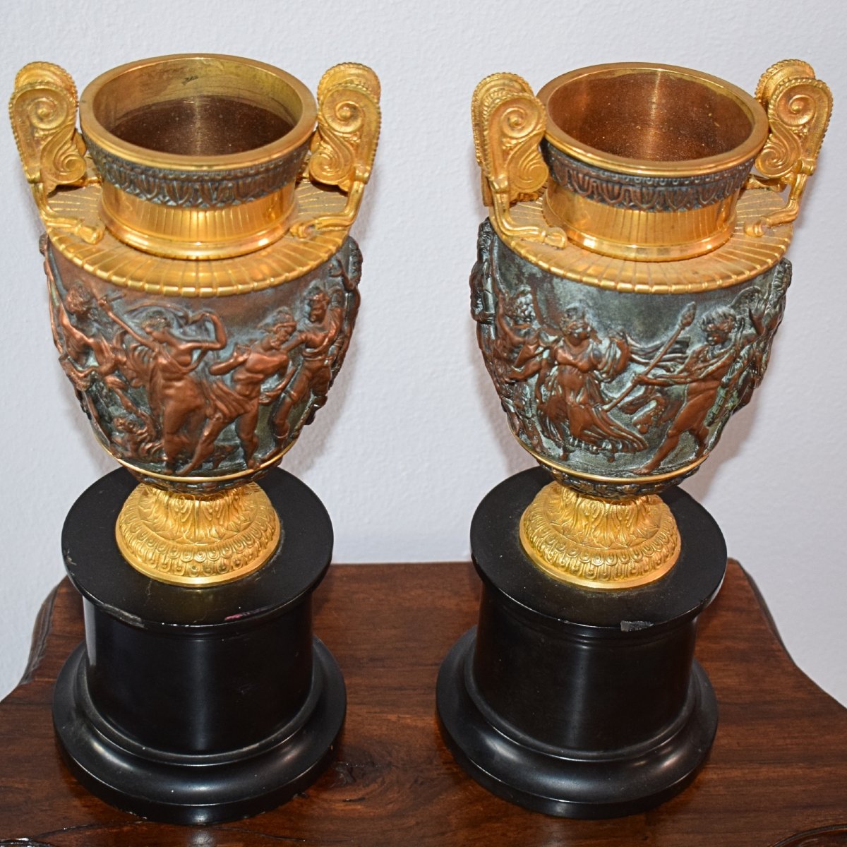 Coppia di coppe in bronzo e rame dorato e patinato con scene mitologiche, Francia XIX secolo-photo-1