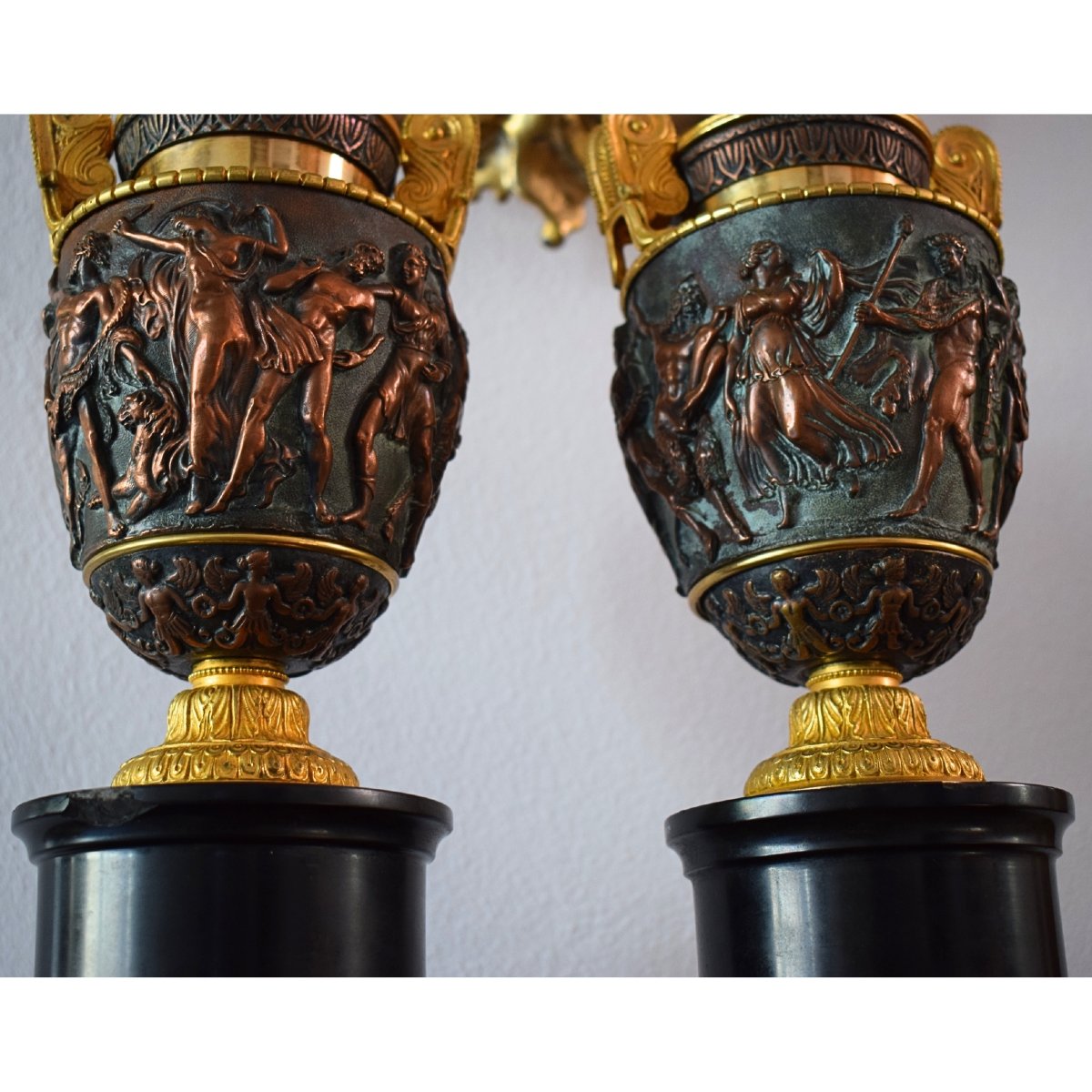 Coppia di coppe in bronzo e rame dorato e patinato con scene mitologiche, Francia XIX secolo-photo-2