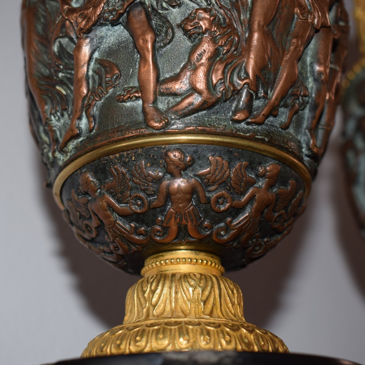 Coppia di coppe in bronzo e rame dorato e patinato con scene mitologiche, Francia XIX secolo-photo-3