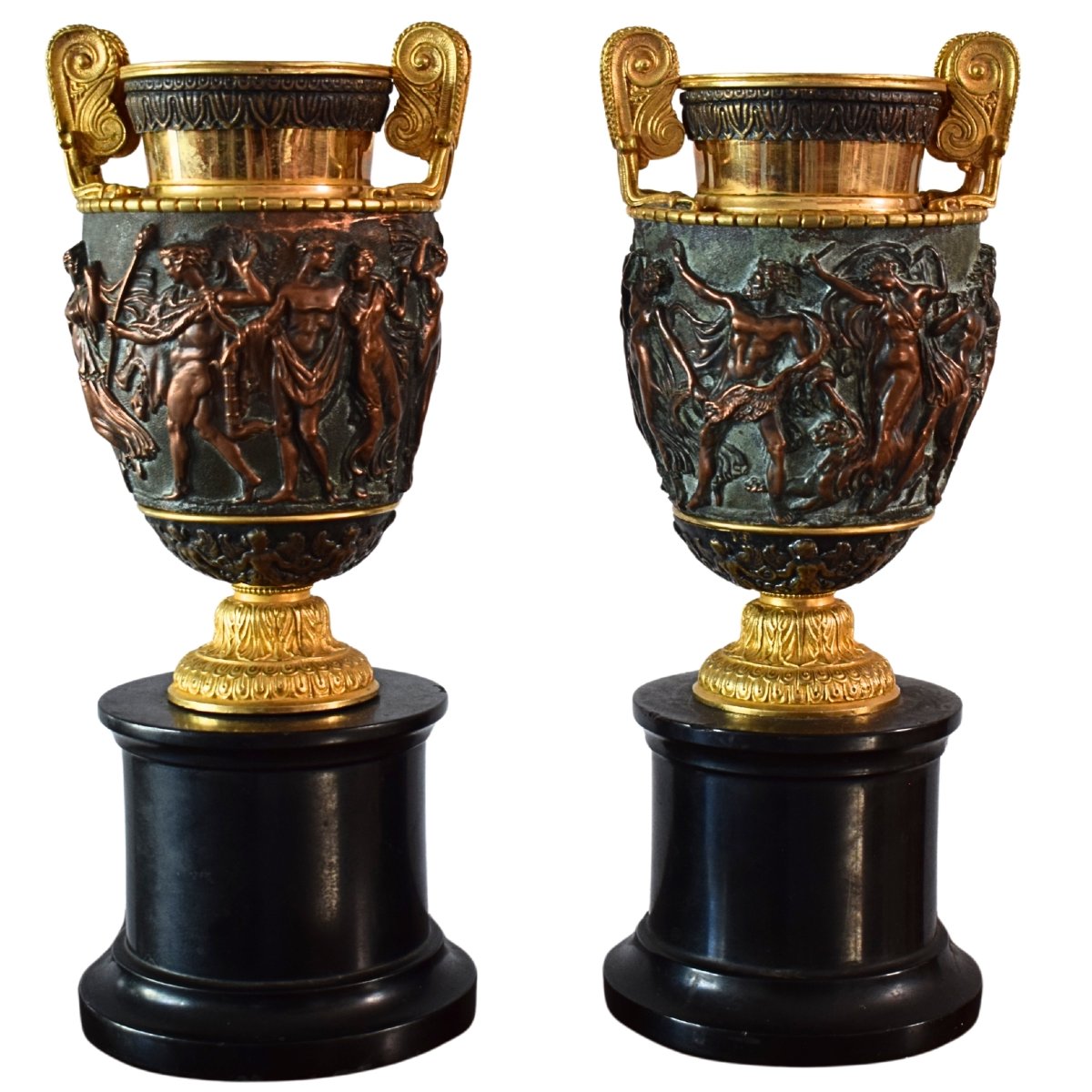 Coppia di coppe in bronzo e rame dorato e patinato con scene mitologiche, Francia XIX secolo