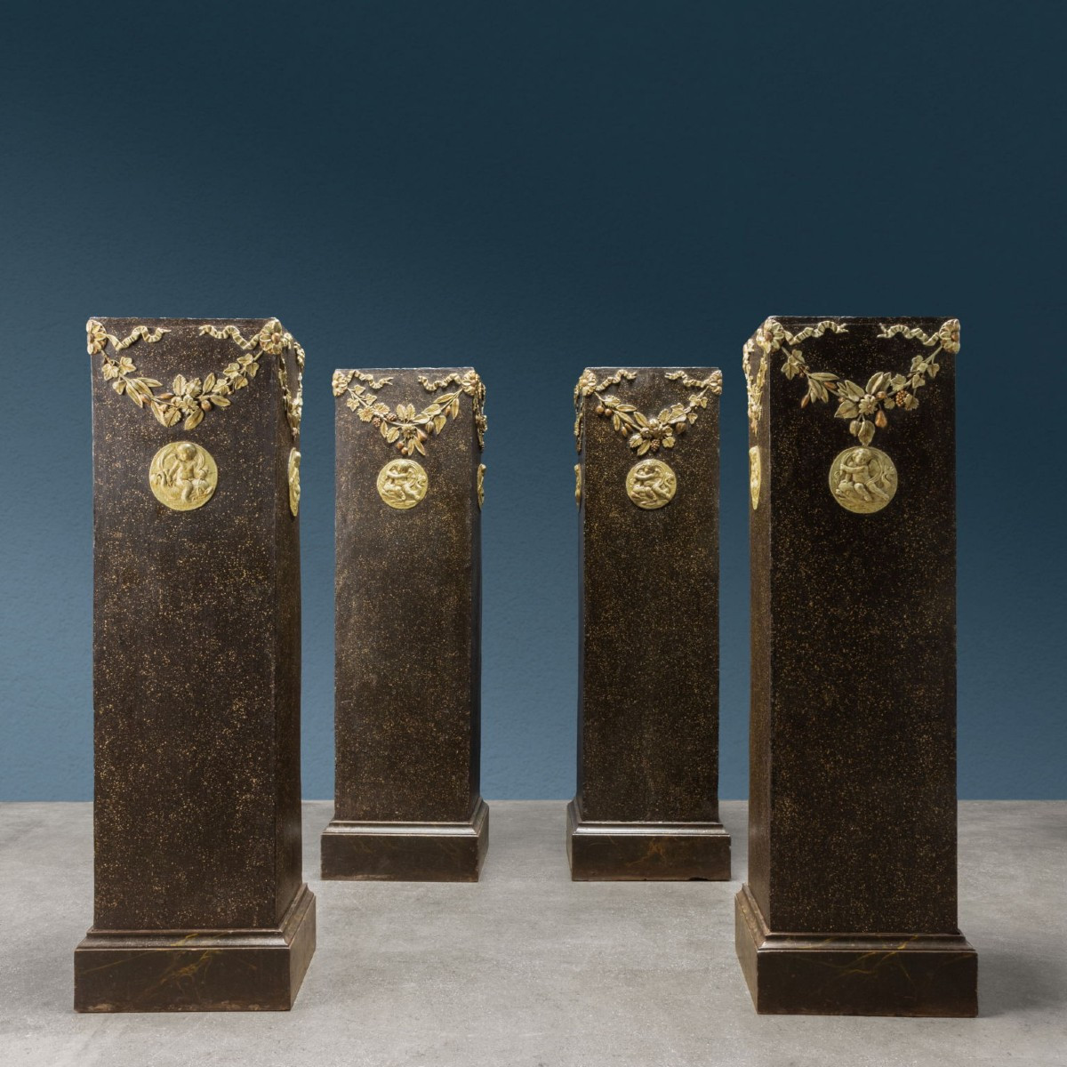 Gruppo di Quattro Colonne Portavaso Neoclassiche. Italia, Ultimo Quarto del XVIII Secolo