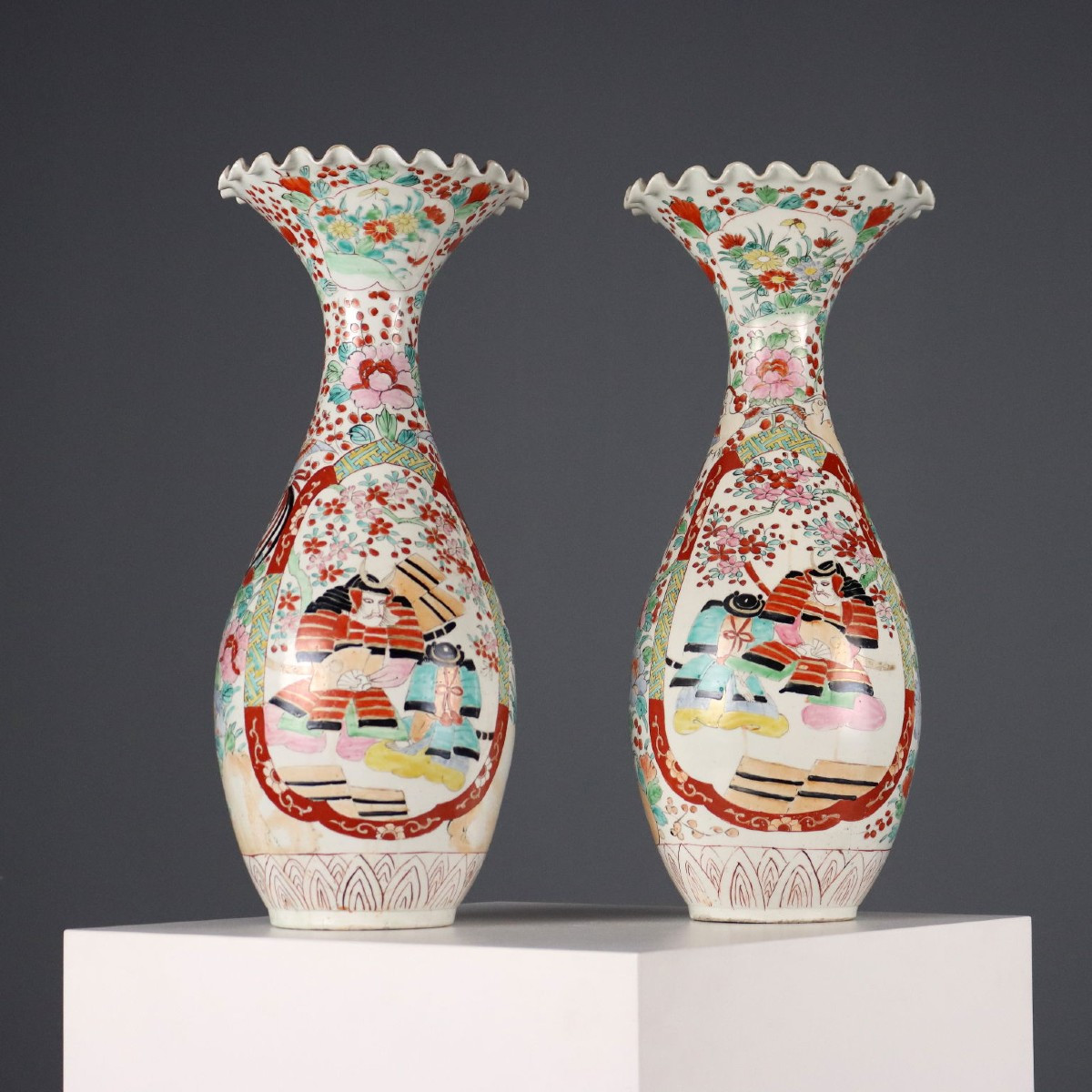 Coppia di Vasi a Tromba Giappone Epoca Taisho 1910-1920