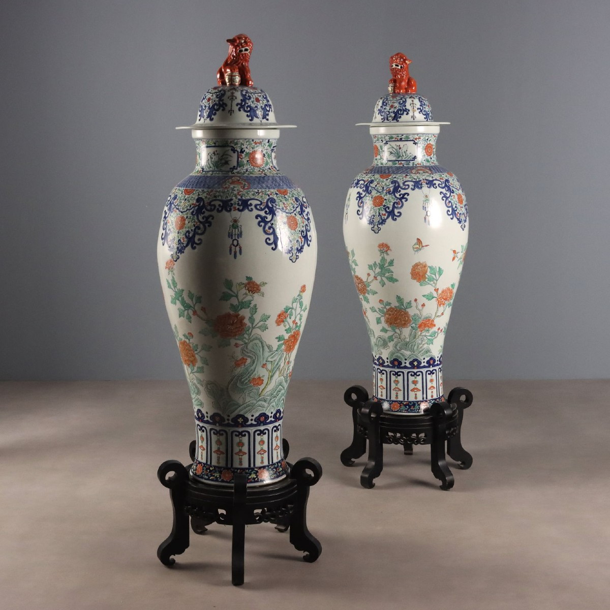 Coppia di Grandi Vasi a Balaustro con Coperchio Cina XX Secolo