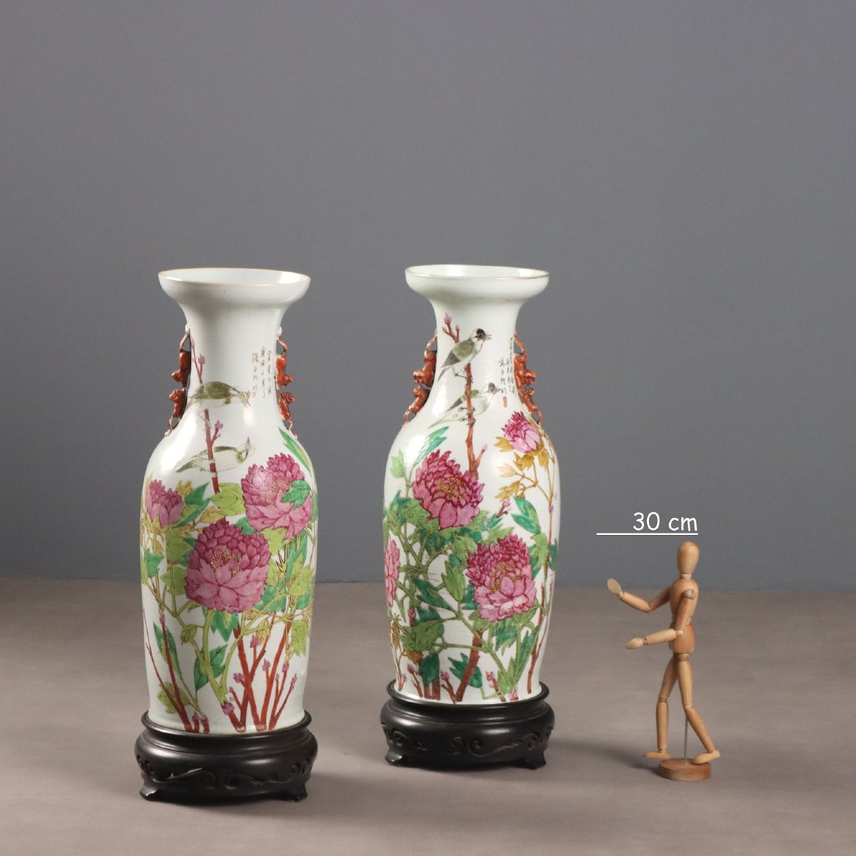 Coppia di Vasi a Balaustro con Supporto in Legno Cina Periodo della Repubblica 1910 ca.-photo-2