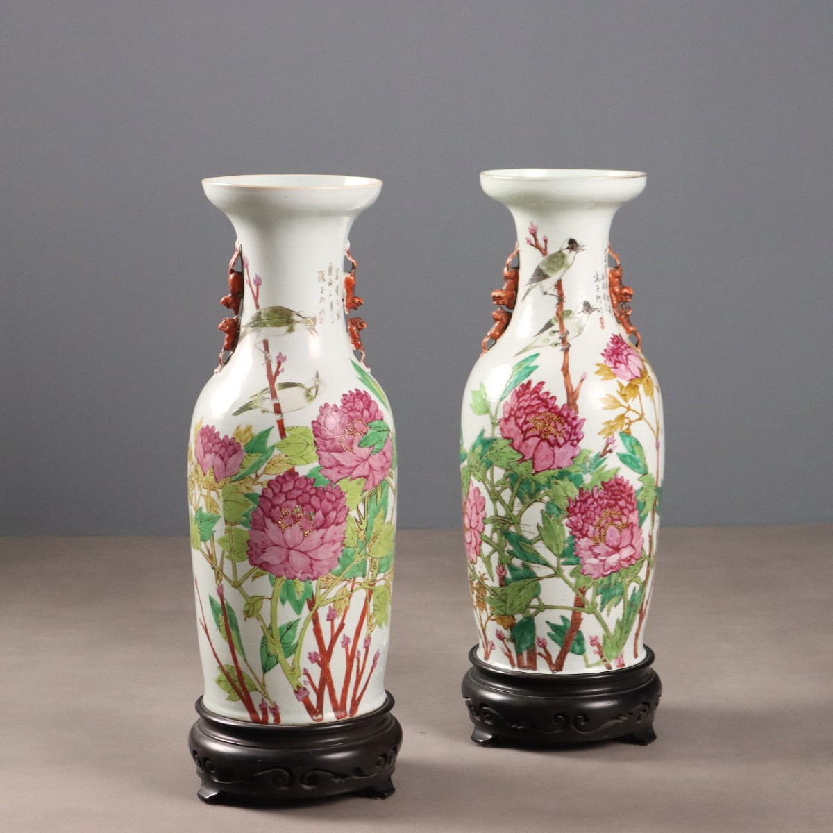 Coppia di Vasi a Balaustro con Supporto in Legno Cina Periodo della Repubblica 1910 ca.