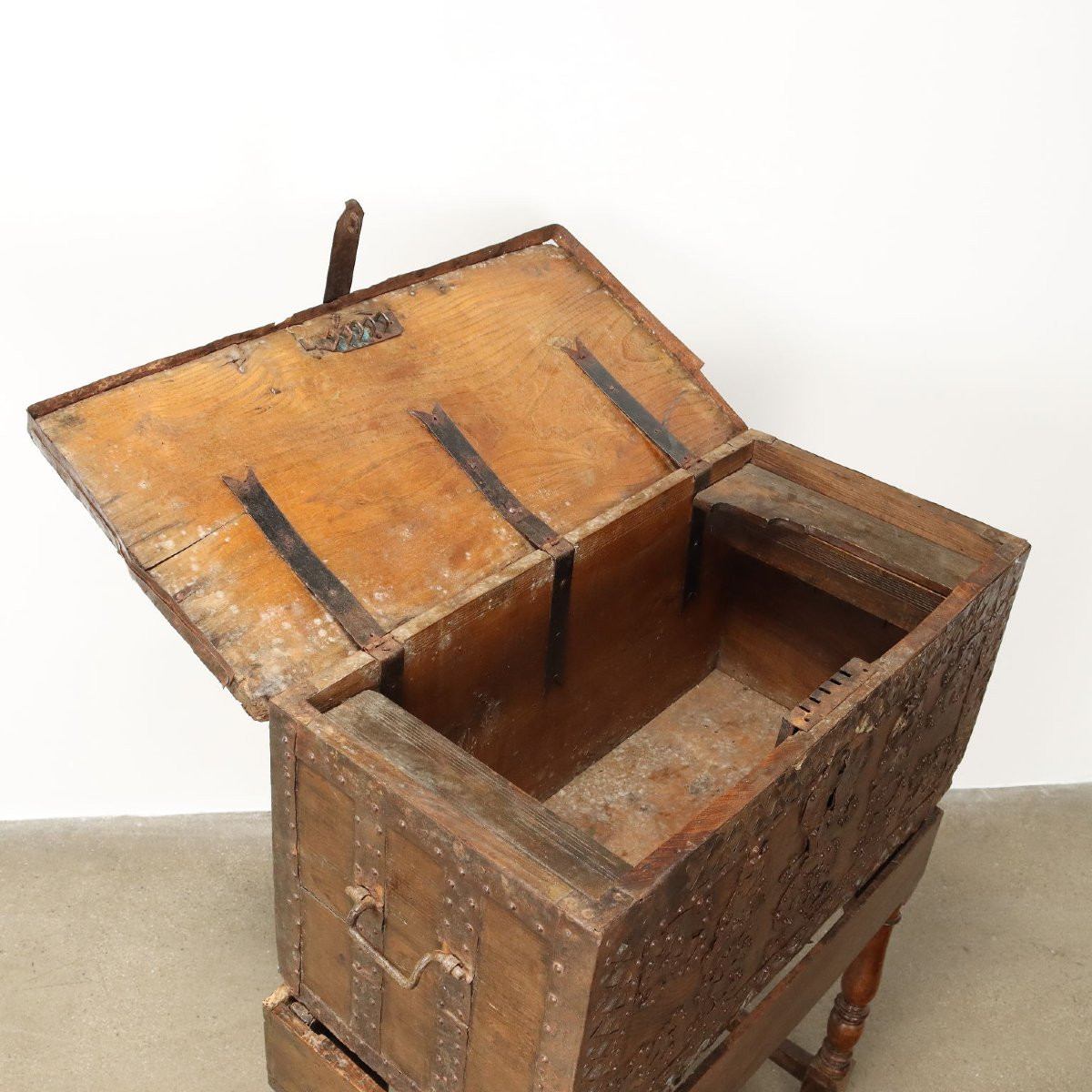 Baule di Gusto Neorinascimentale con Tavolino Italia Inizio XIX Secolo-photo-3