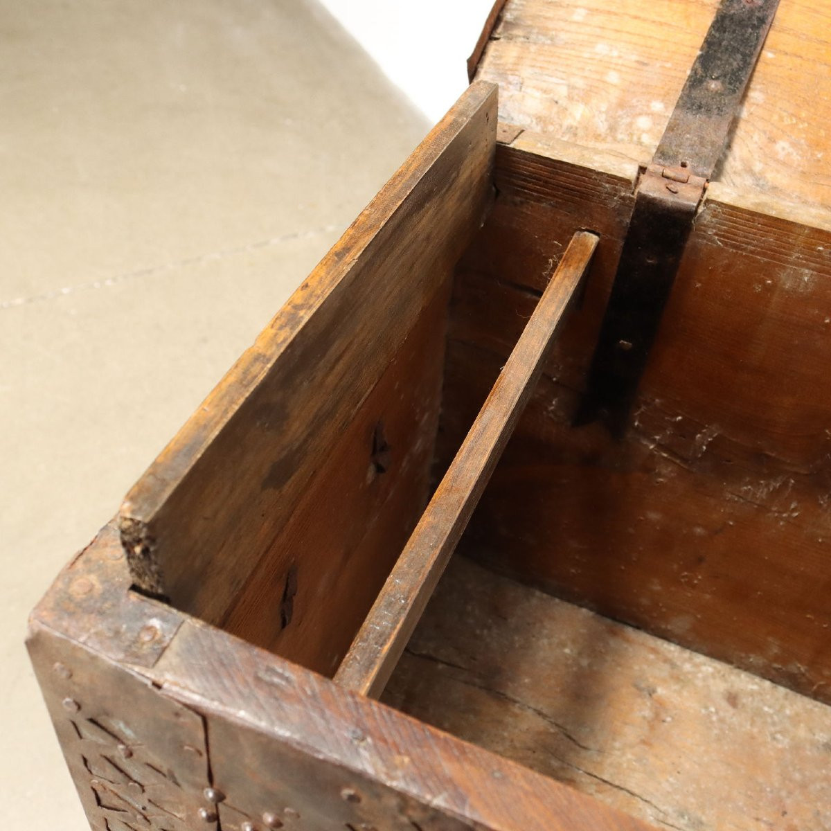 Baule di Gusto Neorinascimentale con Tavolino Italia Inizio XIX Secolo-photo-4