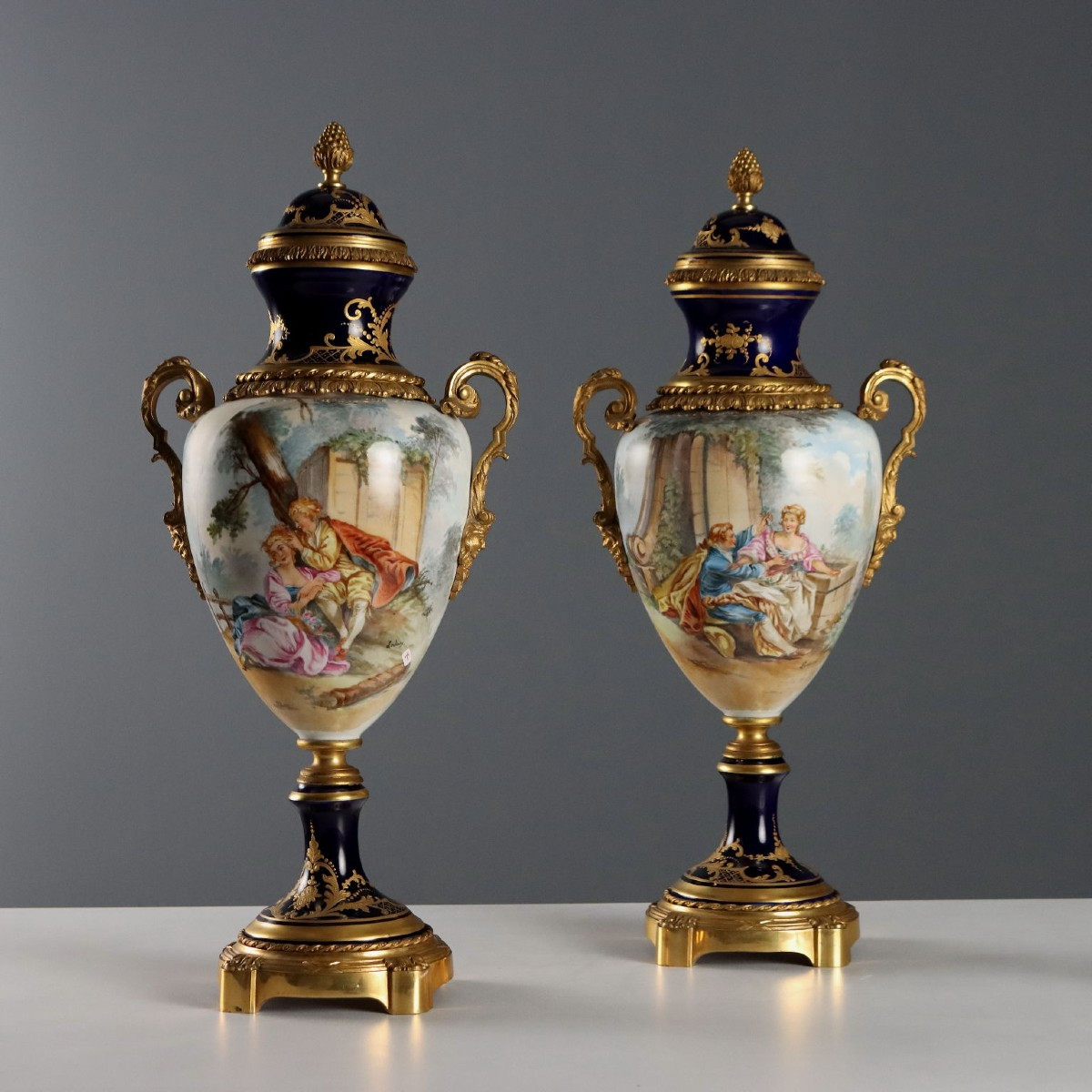 Coppia di Vasi in Porcellana di Sèvres Francia Fine XIX - Inizio XX Secolo