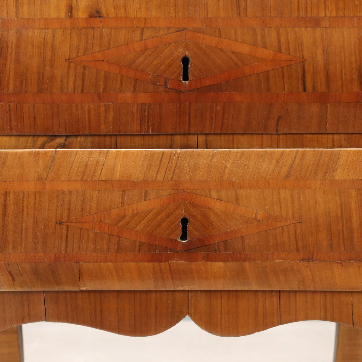 Comodino Barocchetto in Noce Centro Italia Metà XVIII Secolo-photo-3