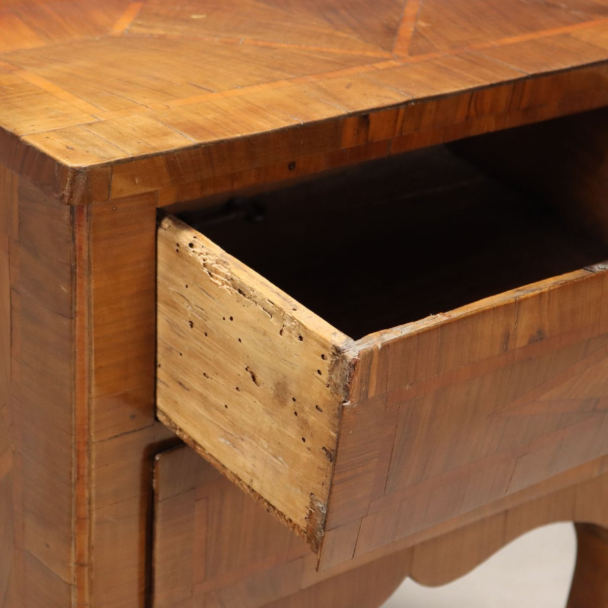 Comodino Barocchetto in Noce Centro Italia Metà XVIII Secolo-photo-4