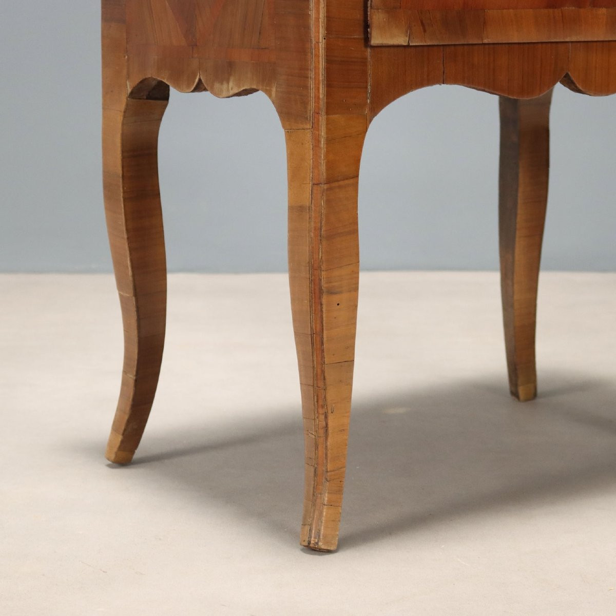 Comodino Barocchetto in Noce Centro Italia Metà XVIII Secolo-photo-1