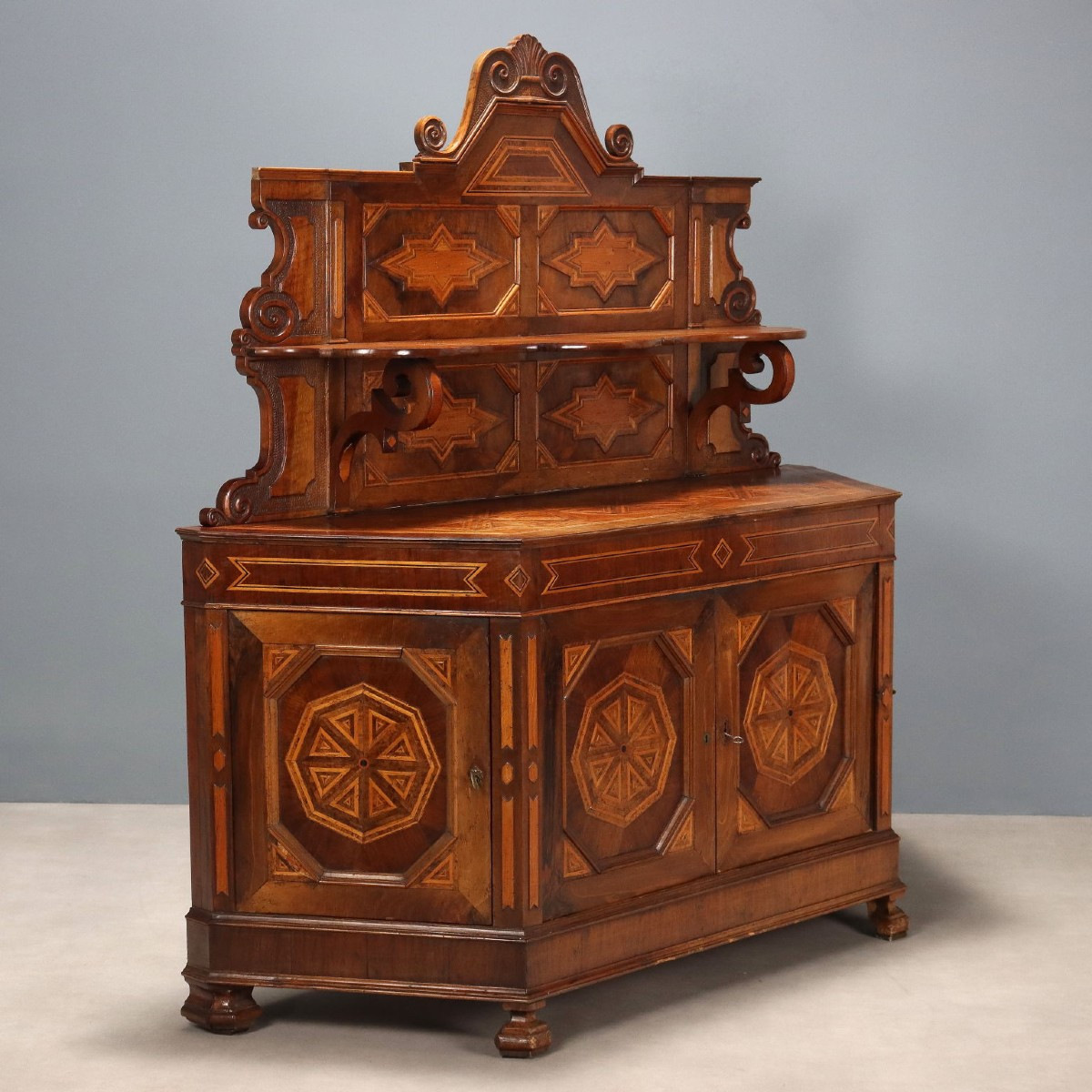 Credenza Scantonata Umbertina in Noce Italia Fine XIX Secolo