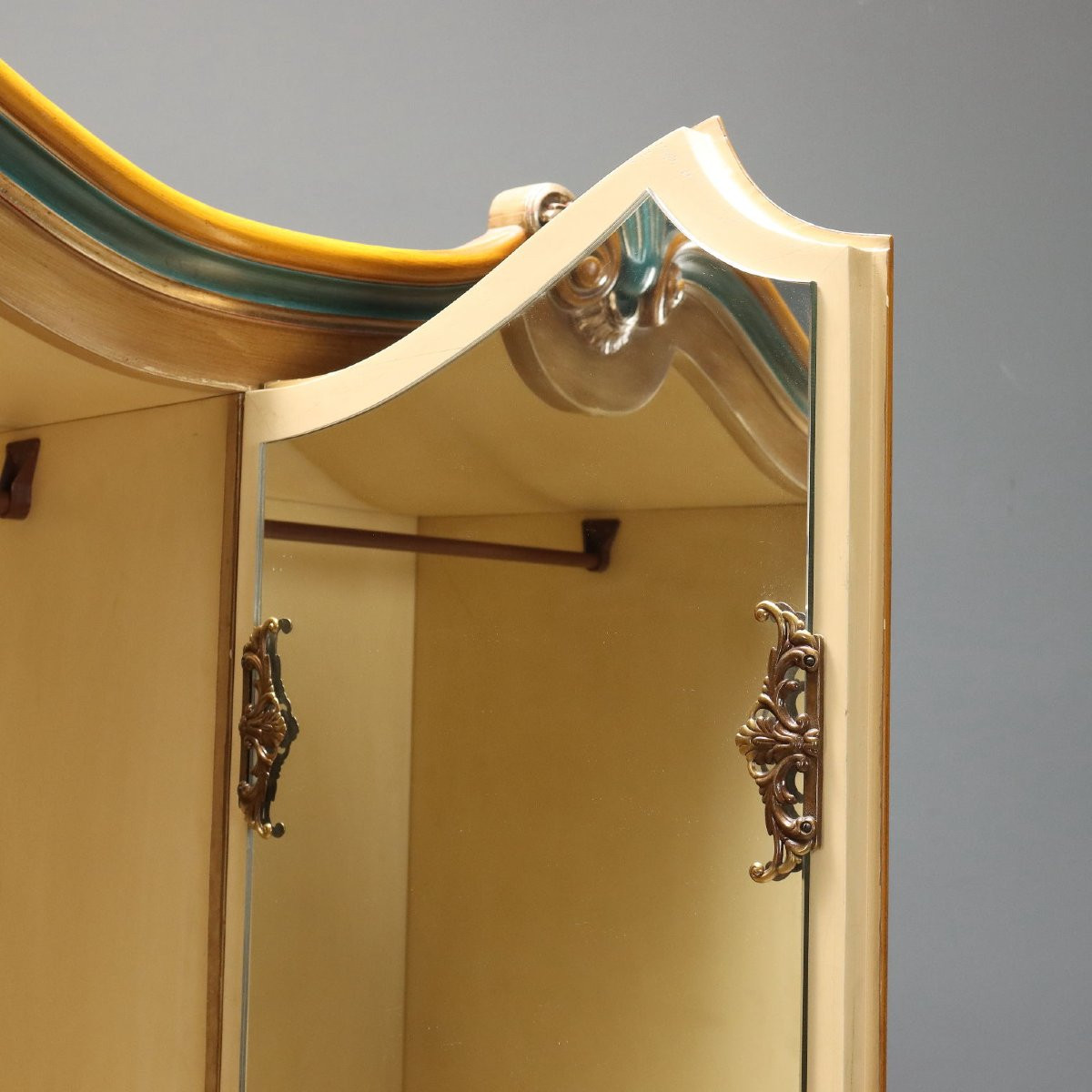 Armadio in Stile Laccato e Dipinto Italia XX Secolo-photo-1