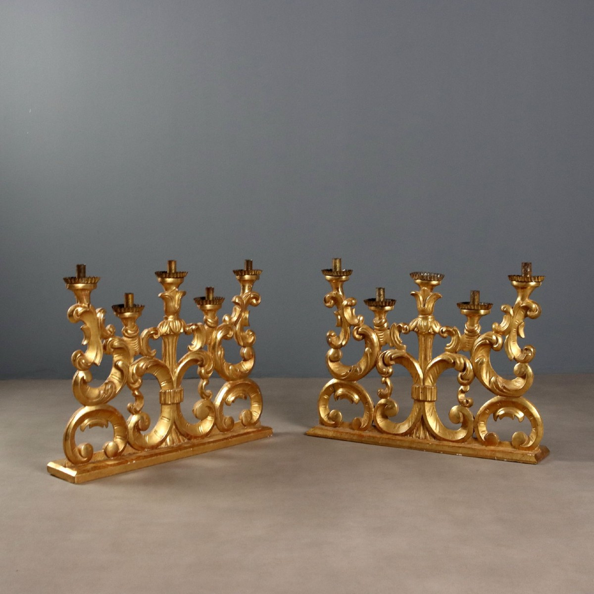 Coppia di Torcieri in Legno Intagliato e Dorato Italia XVIII Secolo