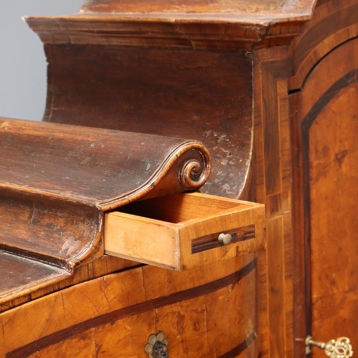 Trumeau in Noce e Radica di Acero con Filettature in Essenze Varie Trento XVIII Secolo-photo-1