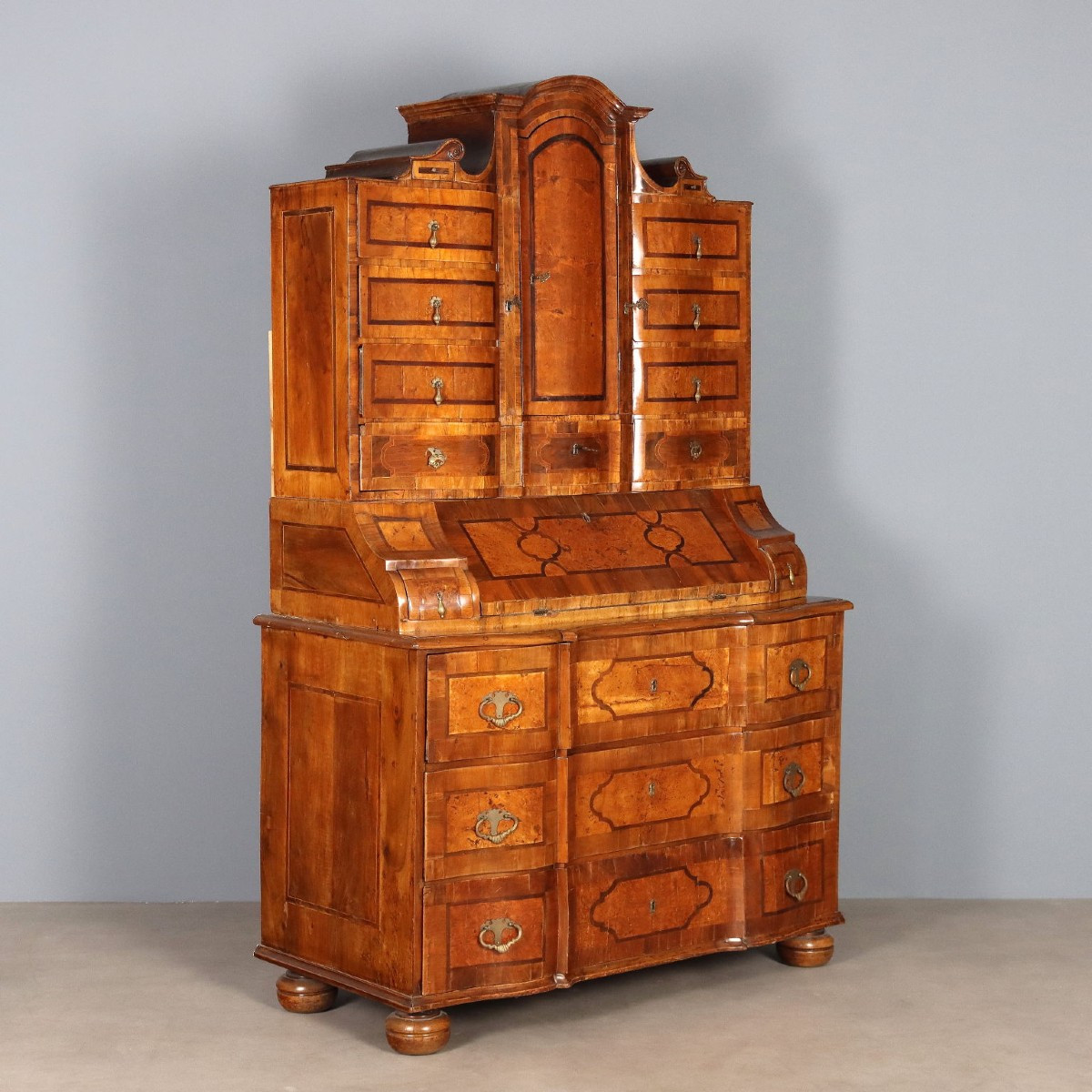 Trumeau in Noce e Radica di Acero con Filettature in Essenze Varie Trento XVIII Secolo