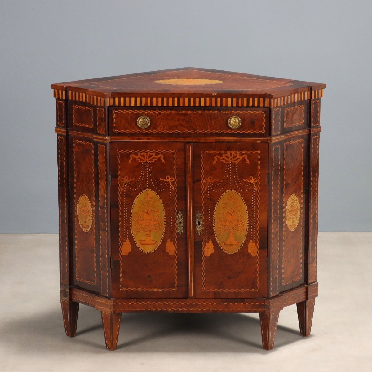 Angoliera in Stile Neoclassico Olanda Fine XIX Inizio XX Secolo