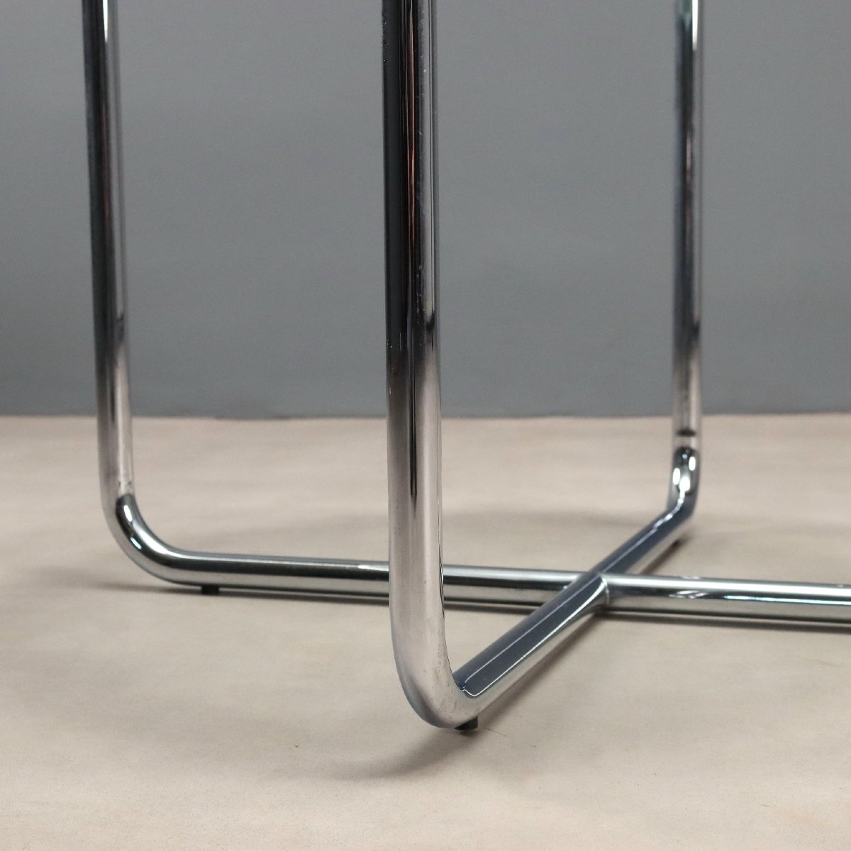 Tavolino 'E01M' di Mies van der Rohe Produzione Knoll anni '90-photo-1