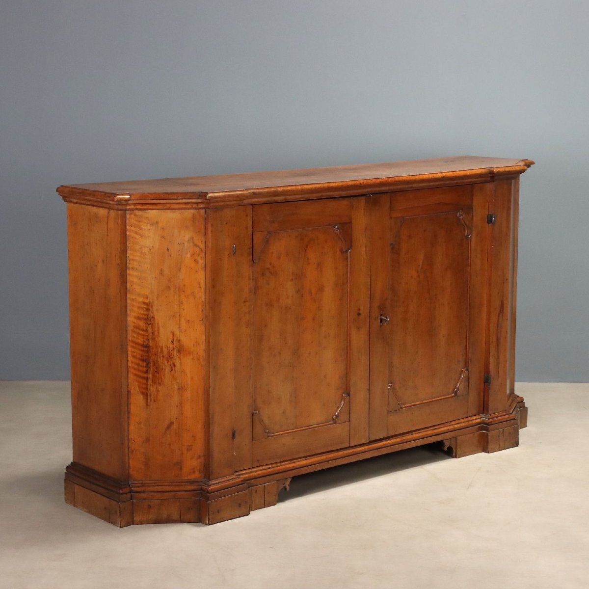 Credenza Barocca Scantonata in Noce Italia XVIII Secolo