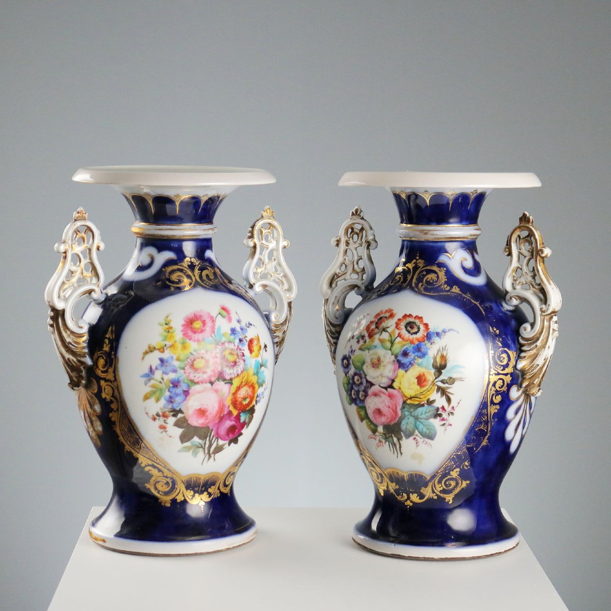Coppia di Vasi in Porcellana Blu Cobalto Francia Fine XIX - Inizio XX Secolo