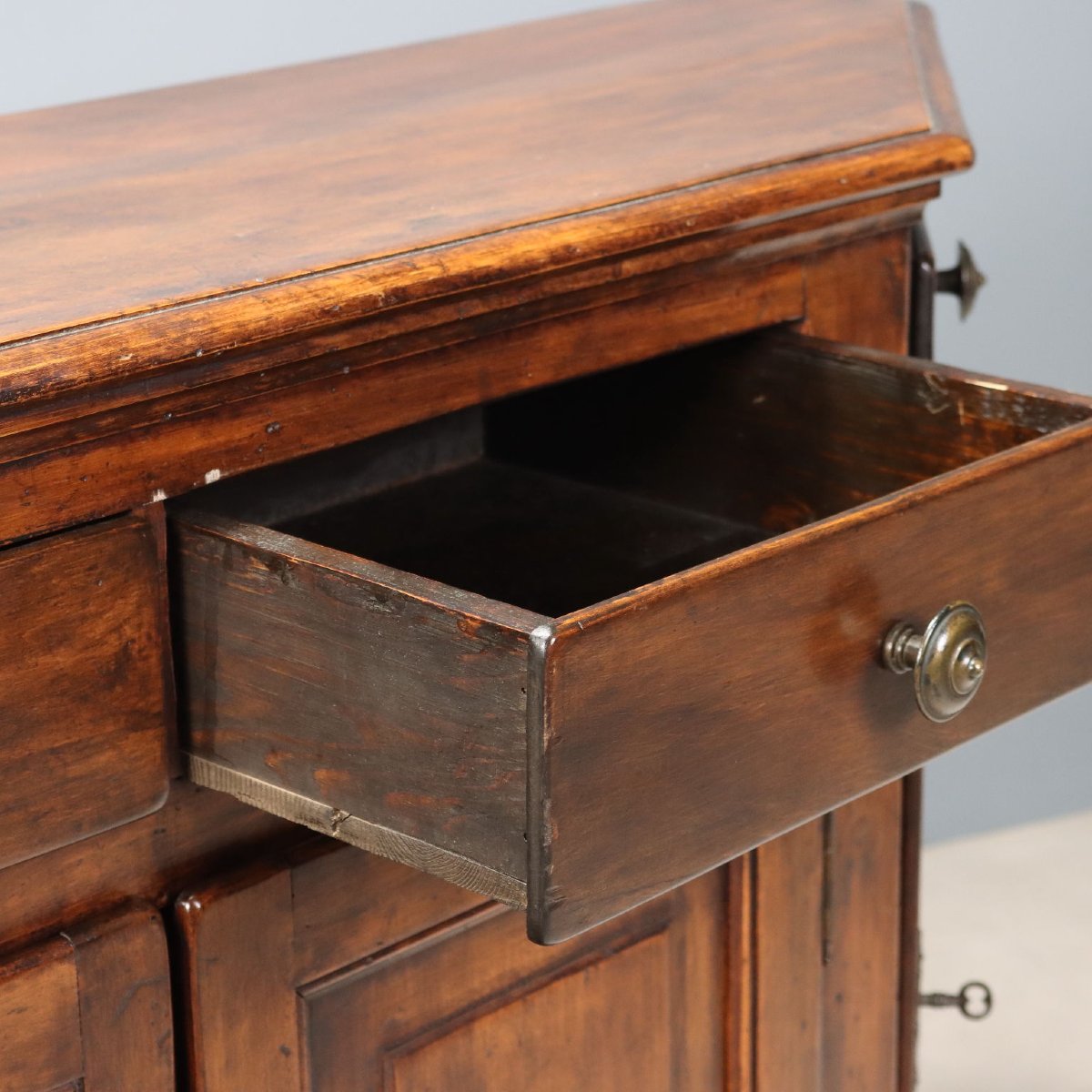 Credenza Scantonata in Faggio Tinto Noce Italia Metà XX Secolo-photo-1