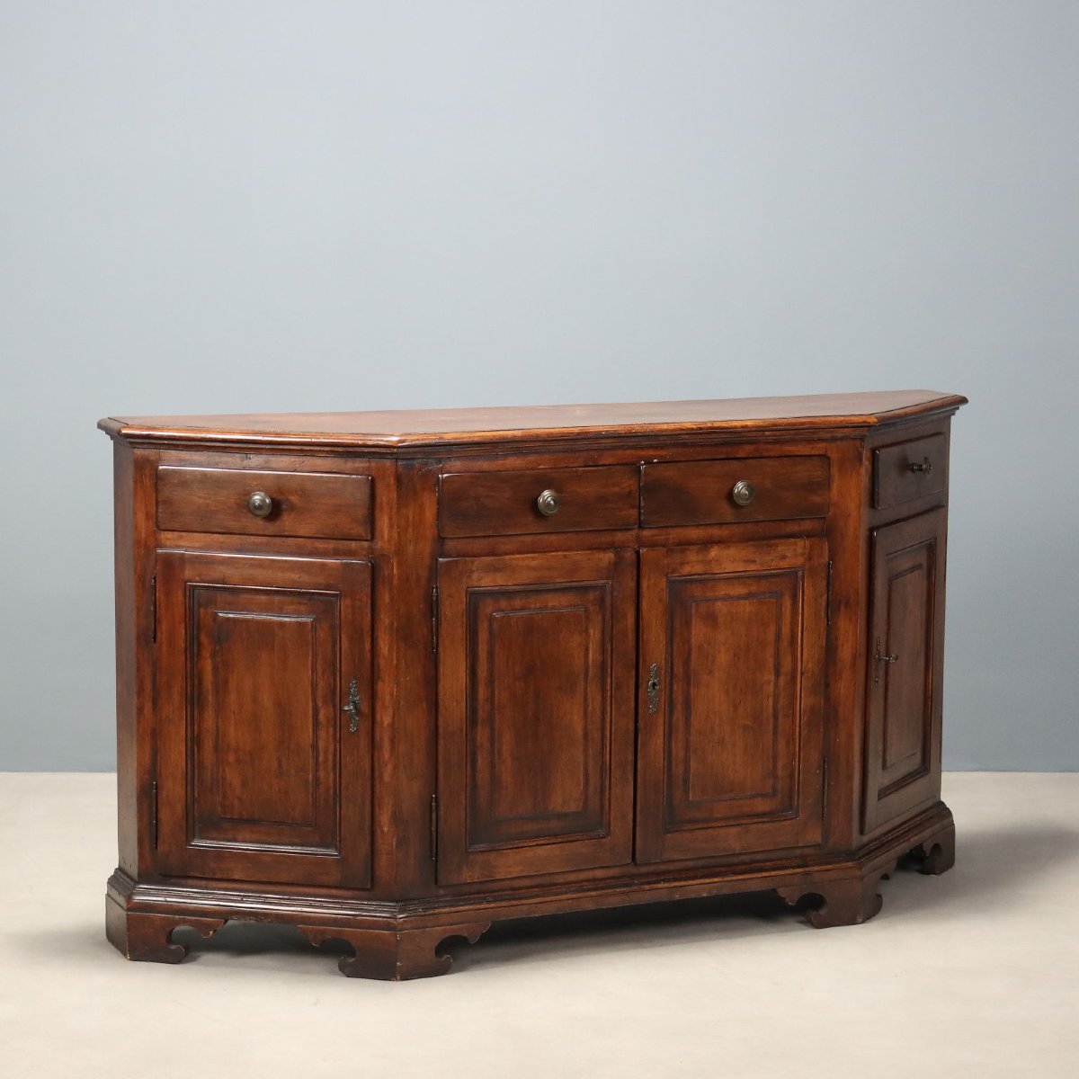 Credenza Scantonata in Faggio Tinto Noce Italia Metà XX Secolo