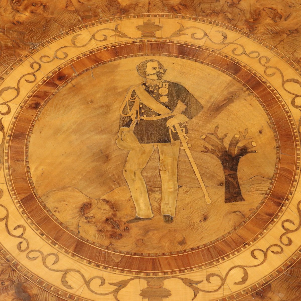 Tavolo Tondo in Noce con Intarsio di Vittorio Emanuele II Rolo Metà XIX Secolo-photo-3