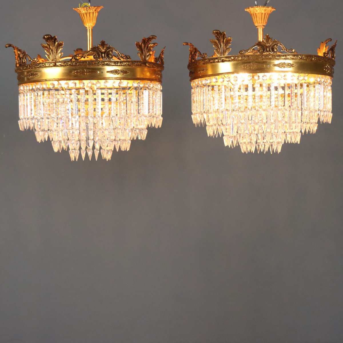 Coppia di Lampadari Stile Impero in Metallo Dorato Italia Inizio XX Secolo