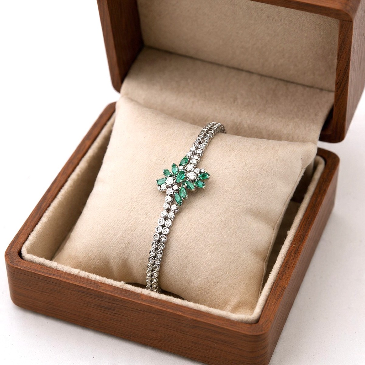 Bracciale vintage in oro bianco 18kt con smeraldi e diamanti
