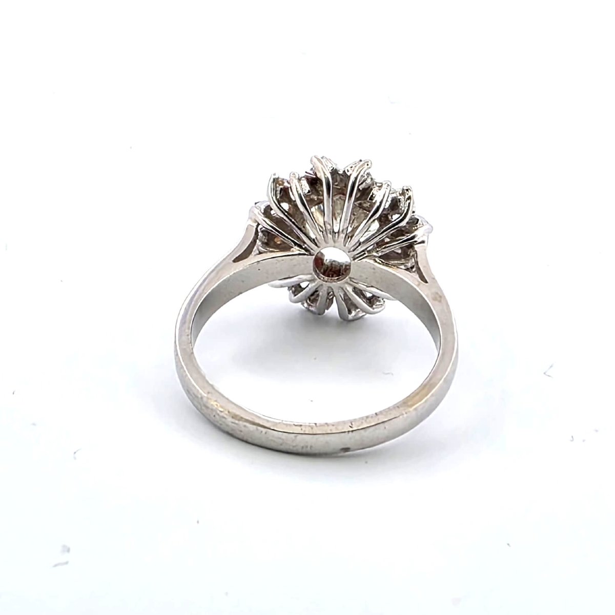 Anello in oro bianco 18kt con diamante centrale e diamanti a contorno-photo-2