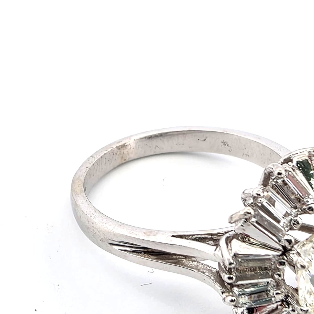 Anello in oro bianco 18kt con diamante centrale e diamanti a contorno-photo-3